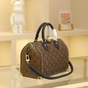 Alternative view of The Trunk collection welcomes this new Speedy 25 pillow bag, a creation that pays homage to the brand's heritage through Monogram patterns and travel-inspired details drawn from its archives. Crafted from canvas with calf leather trim and accented with metal hardware, it showcases exquisite craftsmanship. Its elegant yet modern design allows for hand-carrying or crossbody wear, making it versatile for various occasions.25 x 20.0 x 15.0 cm (Length x Height x Width)